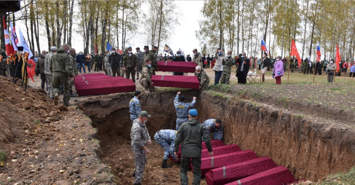 Отряд в могильнике. Долина смерти Кривцовский мемориал. Кривцовский мемориал Орел. Памятник Кривцовский мемориал. Долина смерти Орловская область.