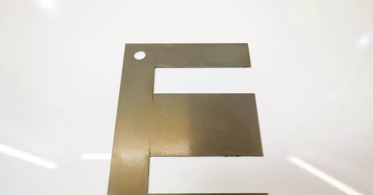 Буква е на дороге. Металлическая буква е. Металлическая пластина в форме буквы е. Пластины от трансформатора. Металлическая буква ш.