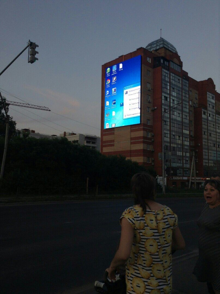 Это чтобы крановщик не скучал?