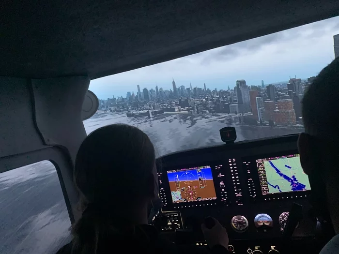 Авиатренажер cessna. Авиатренажер Cessna 172. Cessna-172 кабина авиатренажер. Авиатренажер Cessna 172 в Москве. We. Fly авиатренажер Cessna 172.