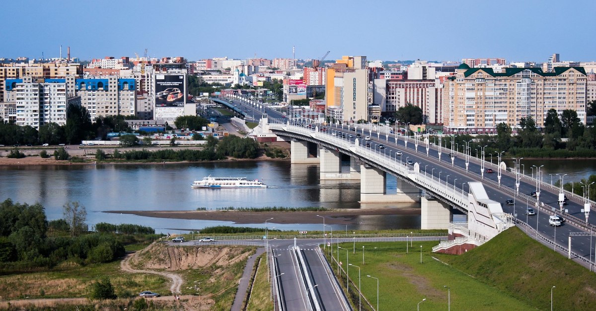 Сайт омск. Город Омск набережная. Омск центр города улицы Иртышская набережная. Иртышская набережная Новосибирск. Метромост Омск вид сверху.