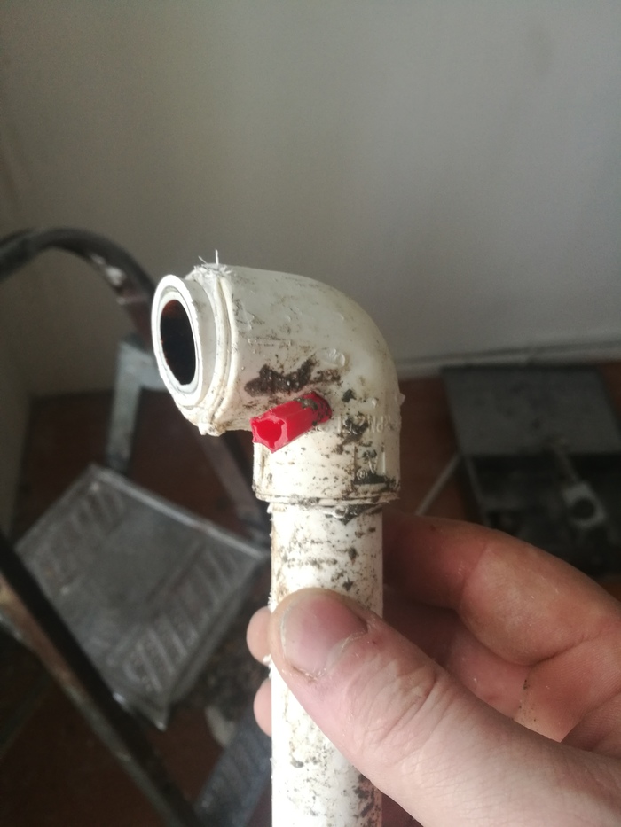 Откуда в стене вода