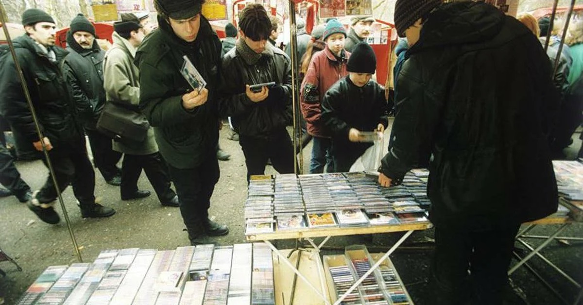 Горбушка песни. Горбушка Москва рынок 90е. Рынок с VHS кассетами 90х. Горбушка в 90-е.