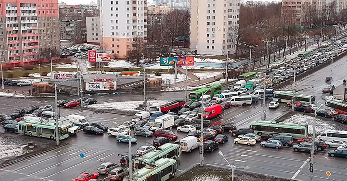 Транспортный коллапс. Перекресток проспекта Пушкина и улица Притыцкого. Перекресток проспект Пушкина Минск. Пробка на перекрестке. Затор на перекрестке.