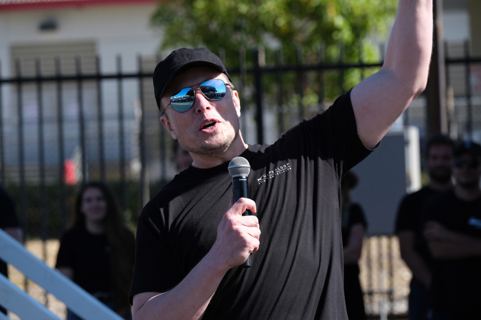 Илон Маск пытался продать Tesla Apple, но Тим Кук не заинтересовался