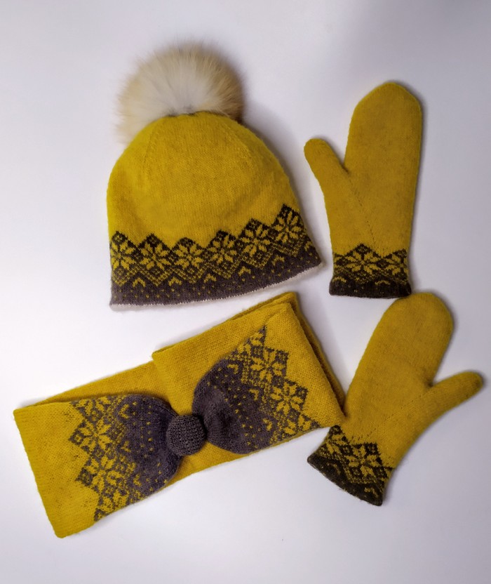 Комплект связан из дундаги. Внутренняя часть шапки и варежек из альпаки. Шарф в один оборот на магнитной пуговице. Помпон съёмный