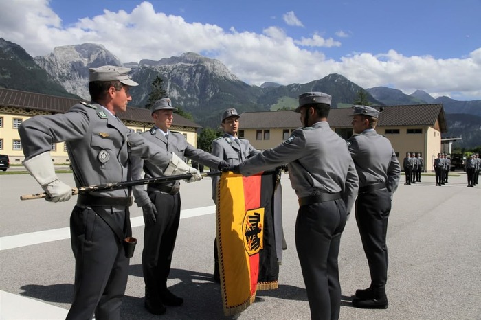 "Вступай в ряды мобильной пехоты и спаси мир! Служба гарантирует гражданство. Хочешь узнать больше?" (С.)