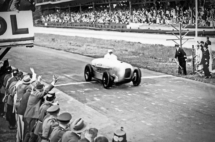 1609067298151970393 mercedes benz почему так называется