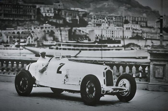 1609067657166940370 mercedes benz почему так называется