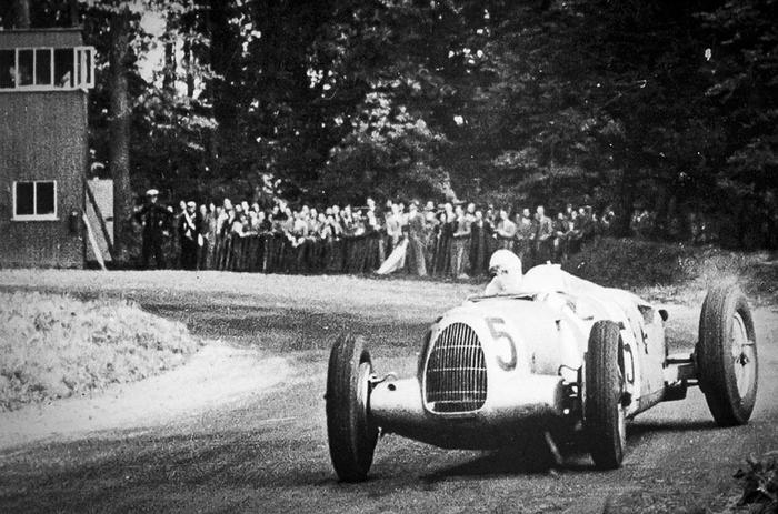 1609067706112094215 mercedes benz почему так называется