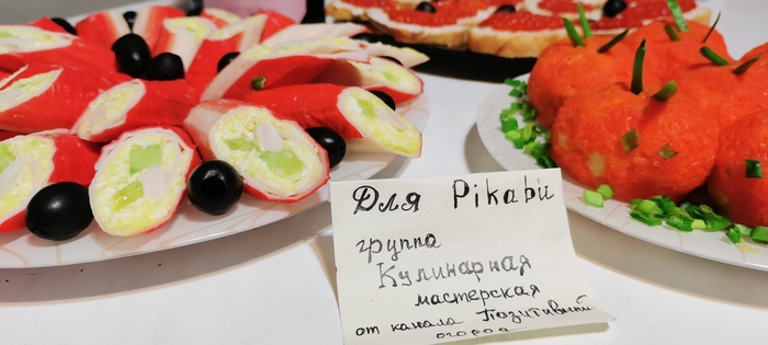 Закуски к праздничному столу. Мандаринки и рулетики из крабовых палочек