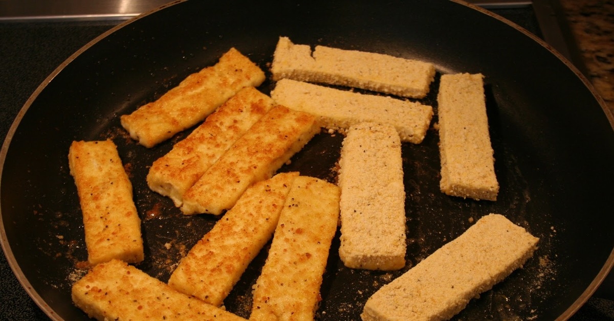 Сырыми можно жарить. Сырные палочки сулугуни. Сыр сулугуни в панировке. Сырные палочки на сковороде. Жареный сыр тофу на сковороде.