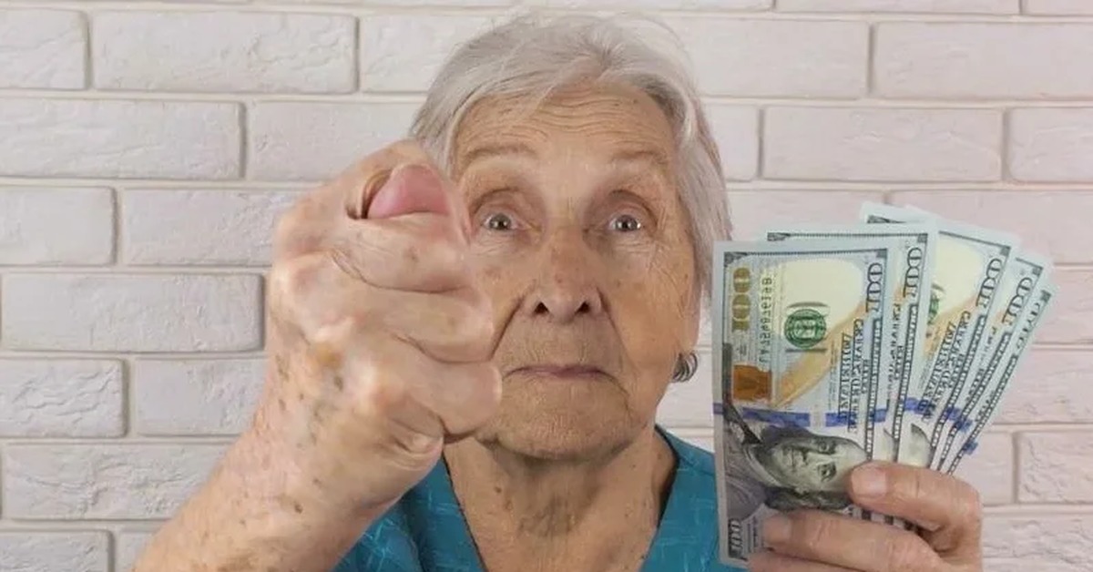 Бабушка не справится. Бабки деньги. Бабушка с долларами. Пенсионерка с долларами. Злая пенсионерка.
