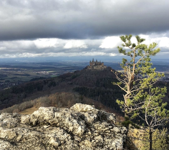 Дремлет за горой...