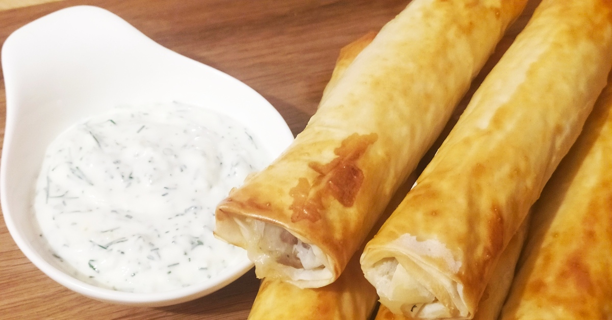 Фило роллы. Моцарелла ролл. Ролл с сыром Фета. Oven Fried feta Rolls with Chili Honey
