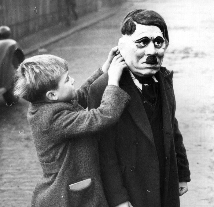 Мальчик в маске Адольфа Гитлера. Лондон, 1938 год