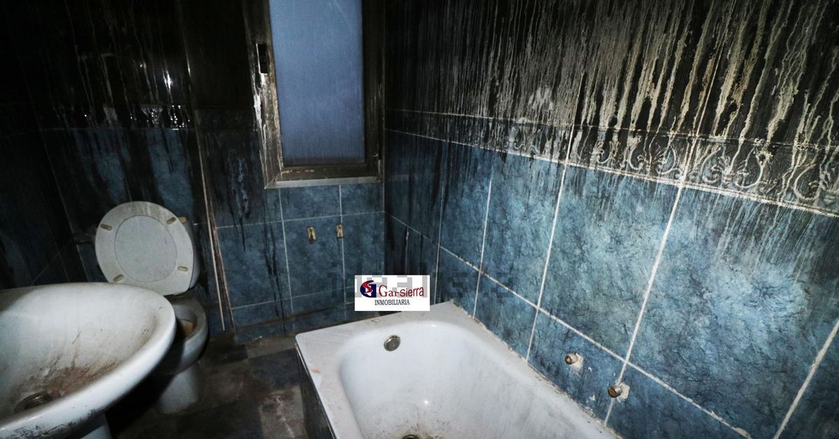 Ужасный интерьер. Жуткая комната. Очень грязный дом. Страшная квартира. Старинная спальня.