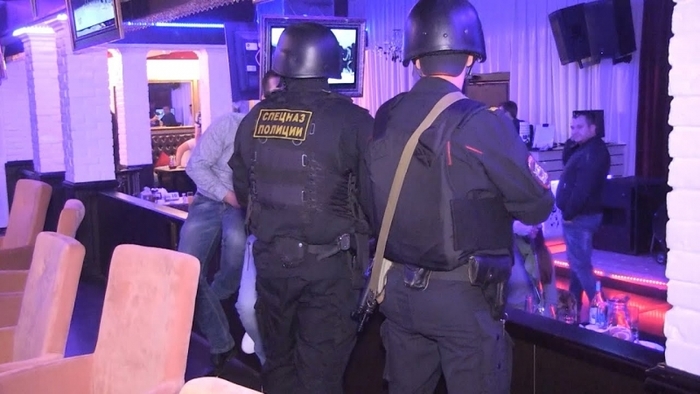 Приехавшие в клуб на ковидную вечеринку москвичи были оштрафованы выпивавшими там сотрудниками полиции