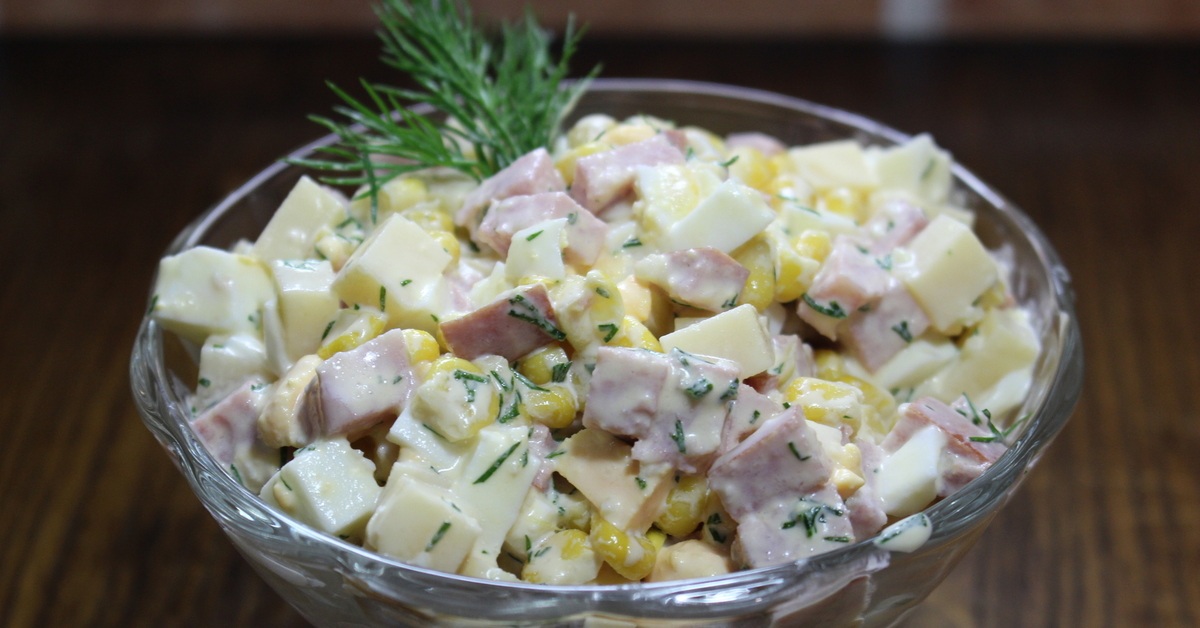 Салат яйцо колбасный сыр. Салат Оливье 150 гр. Салат с колбасой. Салат с кукурузой и сыром. Салат с колбасой и сыром.