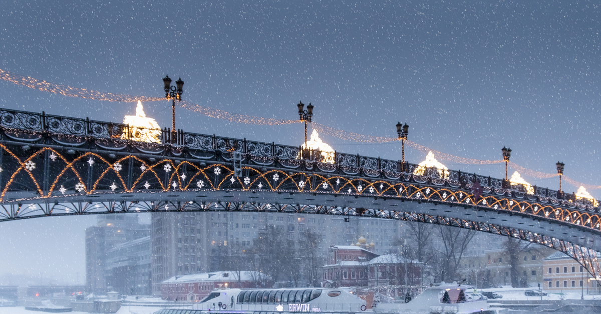 Зима москва 2. Снежная Москва река. Снег в Москве доброе утро. Лед на реке Москве мост. Снег и лед в Москве.