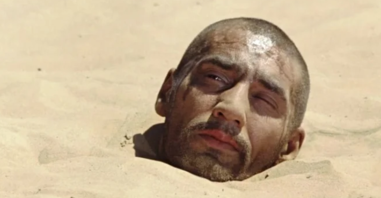 Белое солнце пустыни голова в песке фото