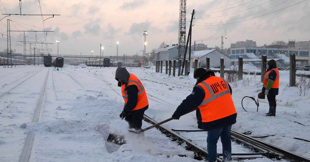 Очистка стрелочных переводов от снега. Очистка путей от снега. Снегоборьба на железной дороге. Расчистка снега на железной дороге.