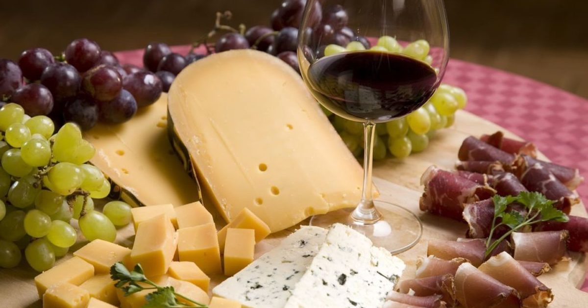 Какая рыба подходит к вину. Вино и сыр. Вино и сырная тарелка. Итальянские закуски к вину. Сыр на тарелке.