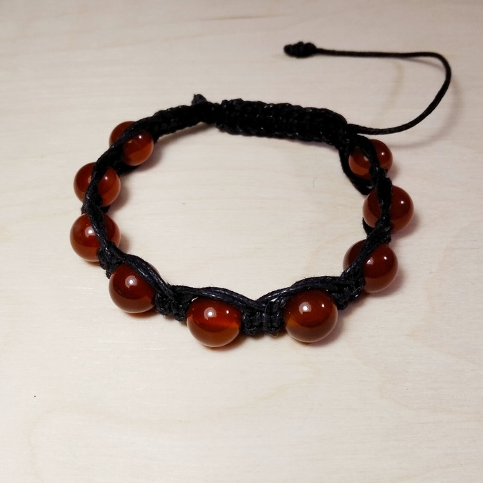 Запилила мне жена сердоликовый браслет