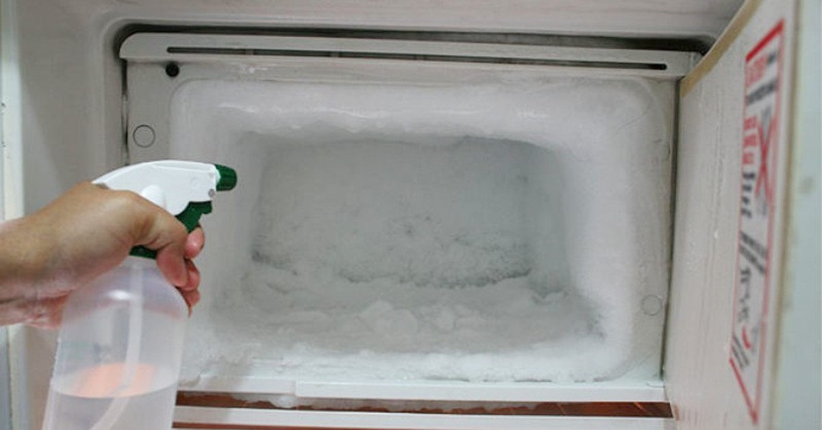 Вода после разморозки. Размораживание холодильника. Ледяной холодильник. Пробитие морозилки. Лед в морозилке.