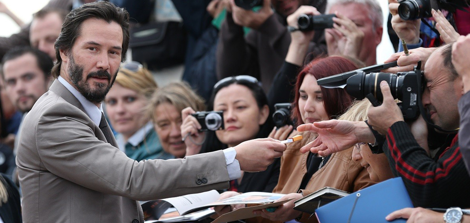 Киану ривз благотворительность. Киану ривз благотворительность. Киану ривз и благотворительный фонд. Киану ривз благотворительность. Киану ривз с фанатами.