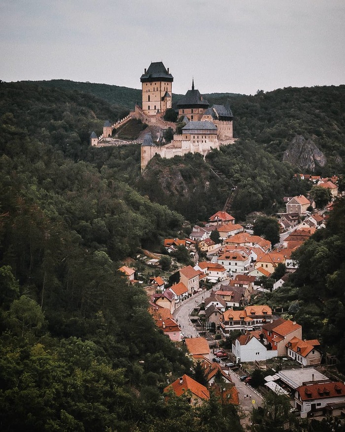 Замок Карлштейн неподалеку от Праги