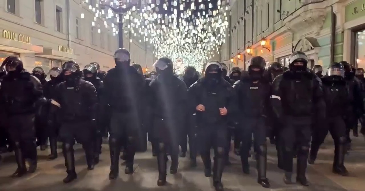 Митинги в связи смертью навального. Москва протесты ОМОН 2021. Толпа ОМОНА. Митинг 2 февраля Москва.