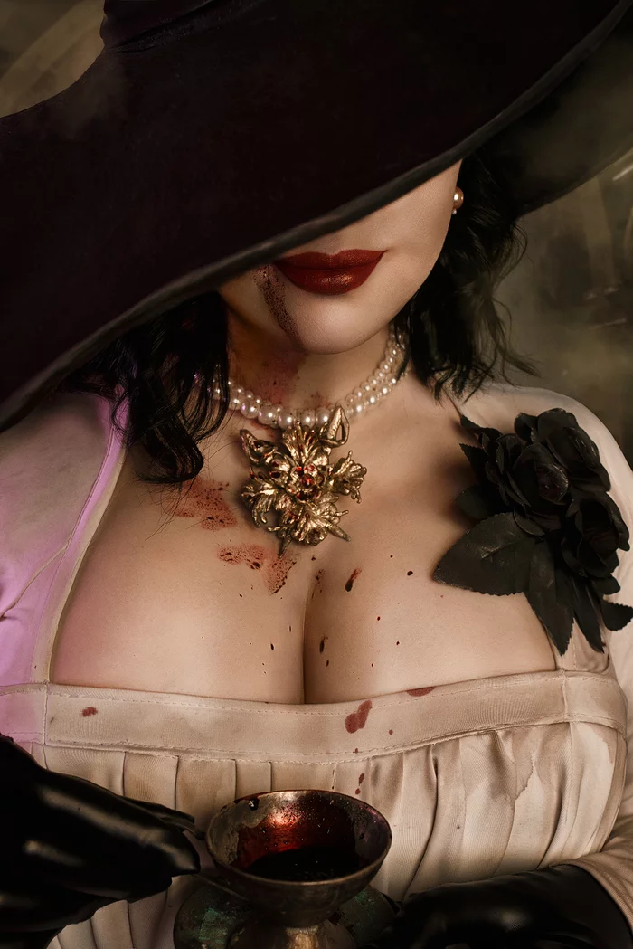 Lady Dimitrescu Cosplay z Resident Evil Village - modelka Alice Cosplay