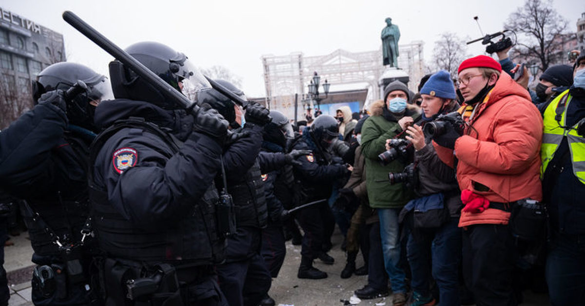 Политик большой дубинки. Полиция с дубинками на митингах. Полицейские на митинге в Москве. Дубинка полиции. СМИ на митингах.