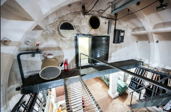 Ставропольские бездомные, нашедшие на свалке экскаватор, соорудили бункер