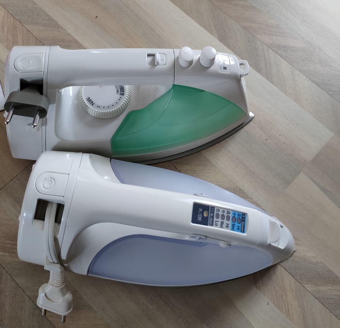 Этим японским утюгам более 20лет и они очень удобные в использовании из-за сматывающегося провода(как на пылесосе)