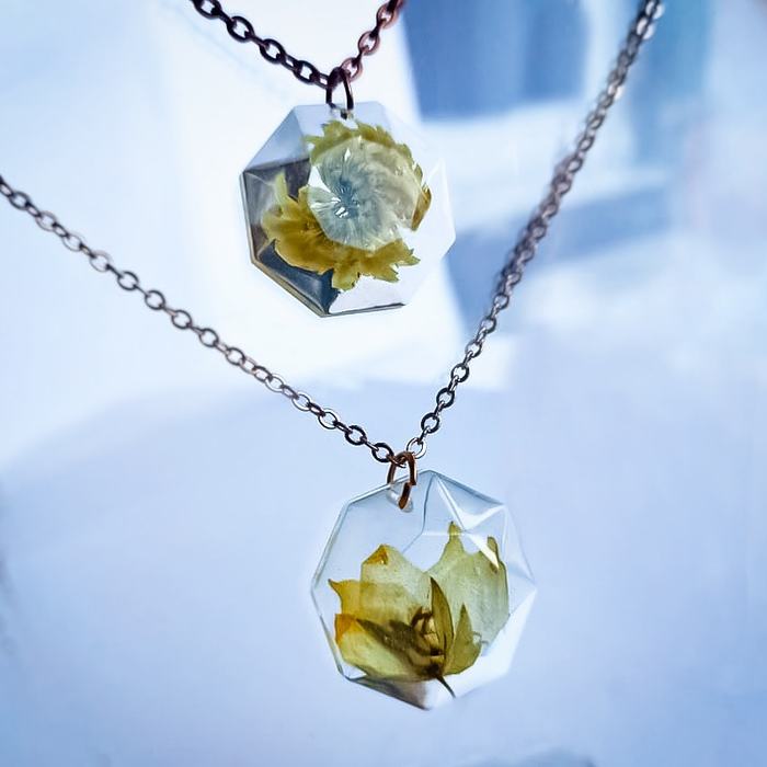 Подвески с полевыми цветами из эпоксидной смолы