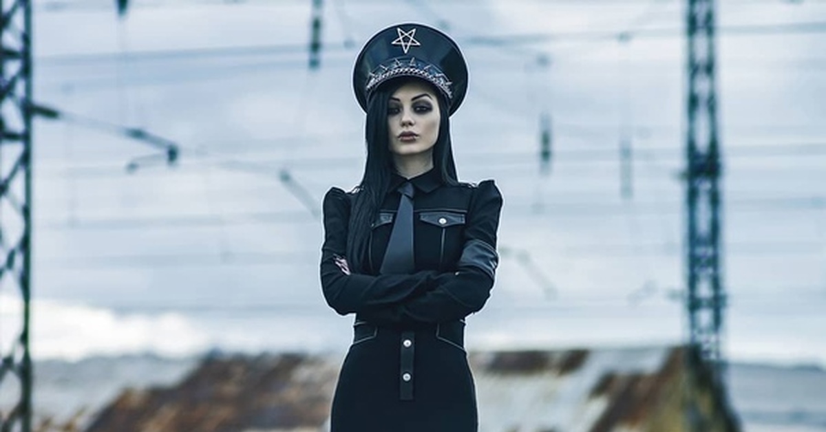 Үлкен сиськи бар жетілген ана