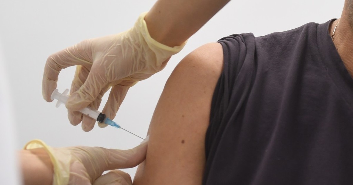 Третья вакцина. Вакцинация в Узбекистане. Прививка ковивак в руку. Эмлаш.