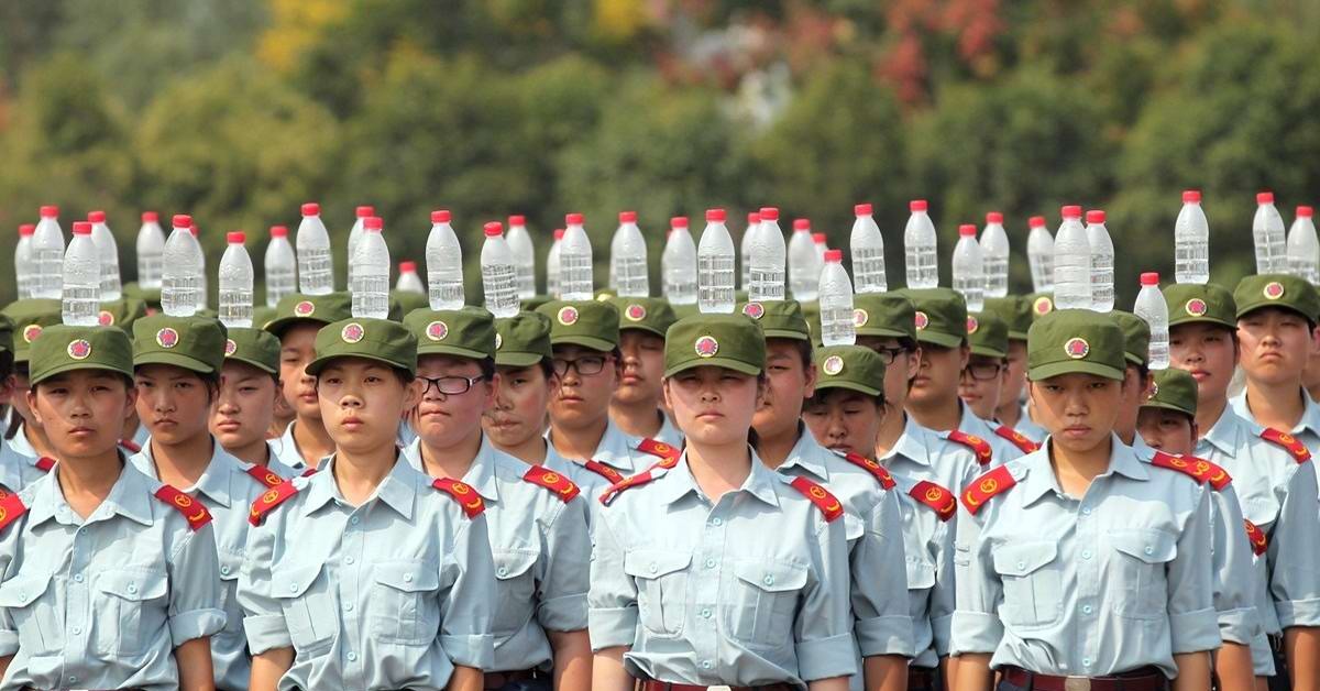 Китай строй. Военная выправка. Военная школа в Китае. Военная подготовка в Китае. Военный Строй в Китае.