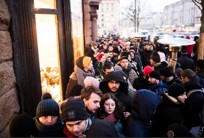 Очередь из подающих в суд на Навального россиян достигла 1 километр