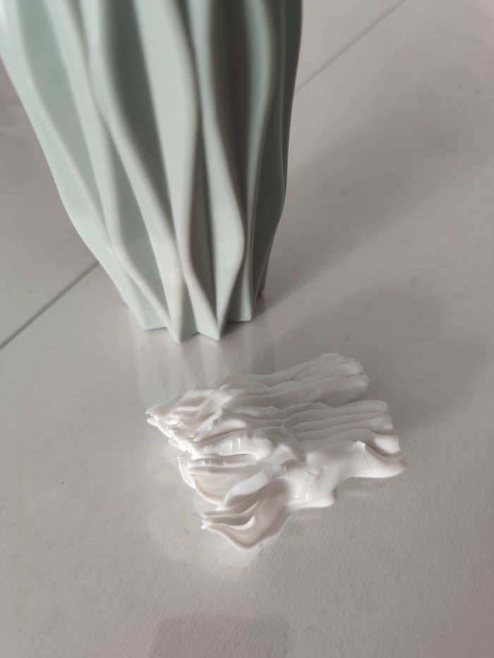 Забытая под духовкой упаковка одноразовых вилок