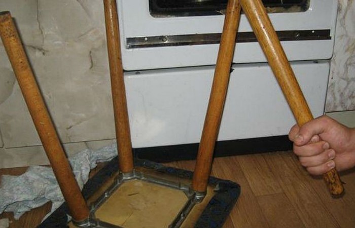 Москвич решил измерить длину прямой кишки ножкой от стула. Эксперимент пришлось завершать хирургам