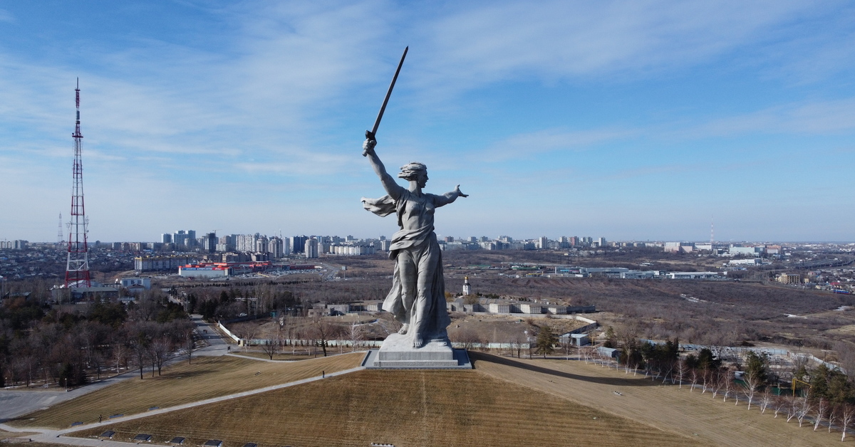 Волгоградский д. Мамаев Курган высота. Вид с Мамаева Кургана Волгоград. Мамаев Курган с высоты птичьего полета. Высота Мамаева Кургана в Волгограде.