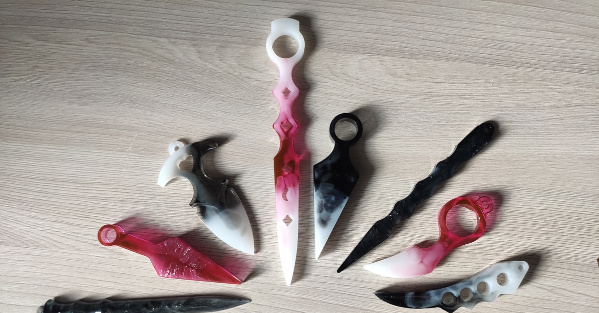 рукоятка из эпоксидной смолы. кинжал из эпоксидной смолы. нож с эпоксидной ручкой. нож фултанг карельская береза. нож из эпоксидной смолы.