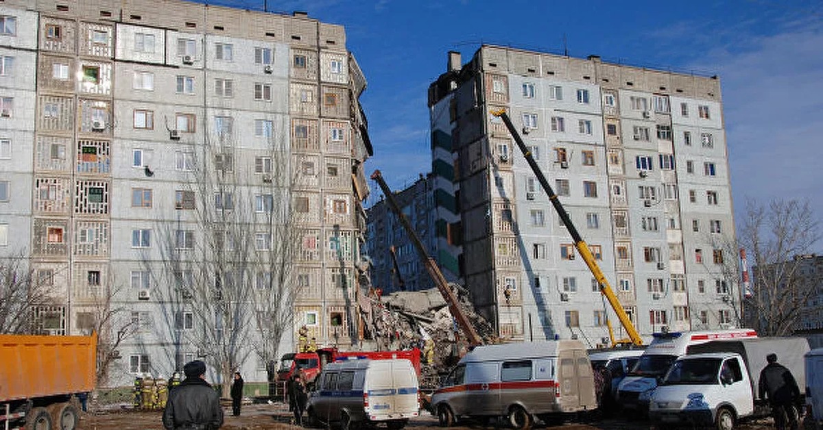 5 февраля 2012. Взрыв газа в Астрахани 2012. Взрыв дома в Астрахани 27.02.2012. Взрыв газа в Астрахани рухнул дом. Взрыв бытового газа Астрахань 2012.