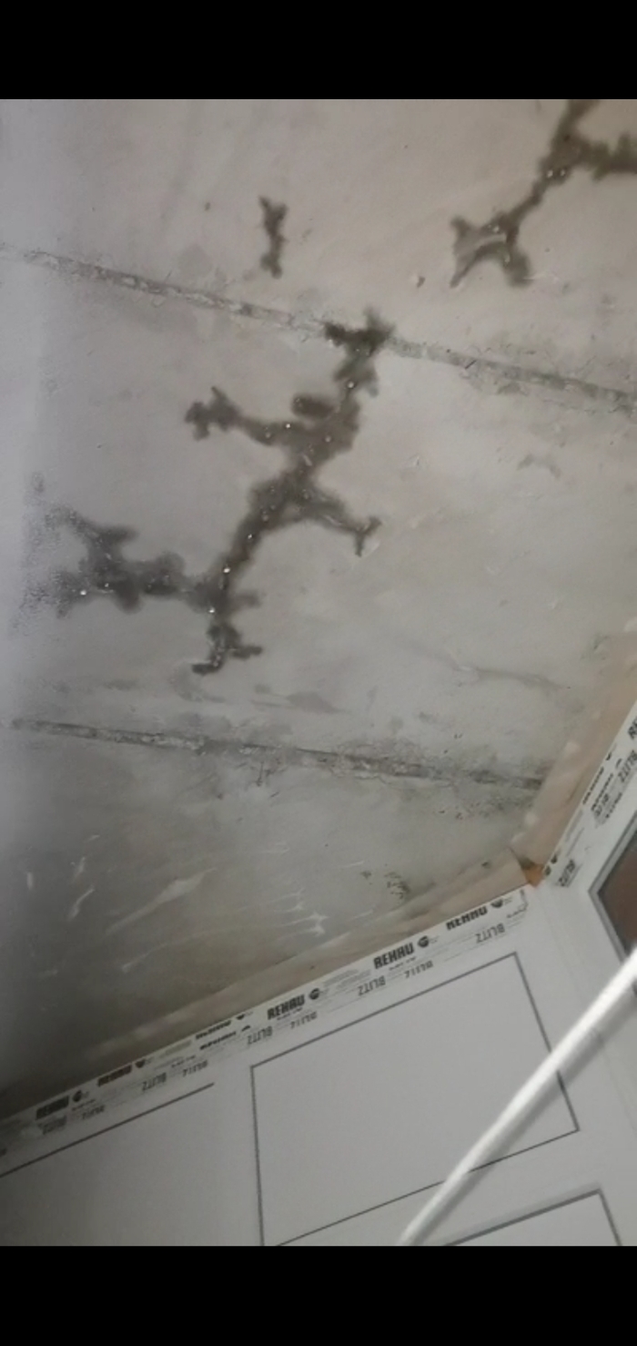 Капает с балкона соседа