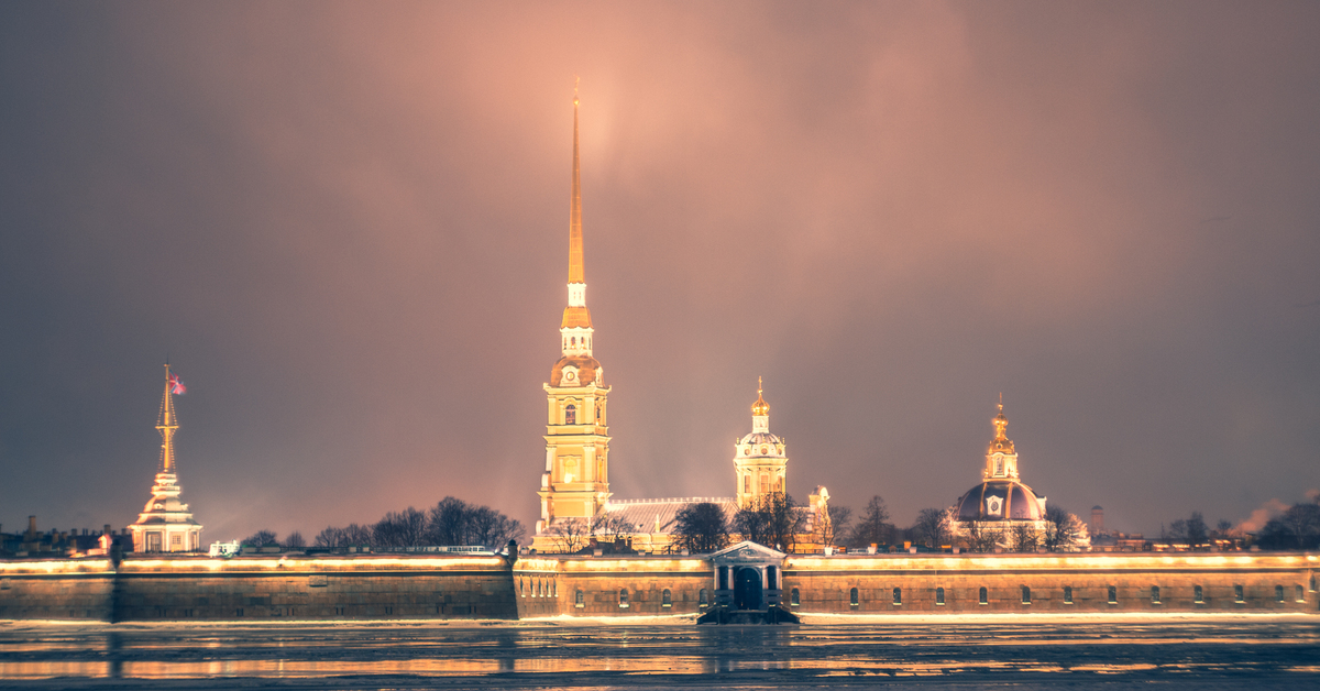 Солнечные дни в петербурге. Вид на Петропавловскую крепость с Дворцовой набережной. Петропавловский собор вид с Дворцовой набережной. Вид на Петропавловскую крепость с Дворцовой набережной 90х. Петропавловская крепость с Дворцовой набережной волны.