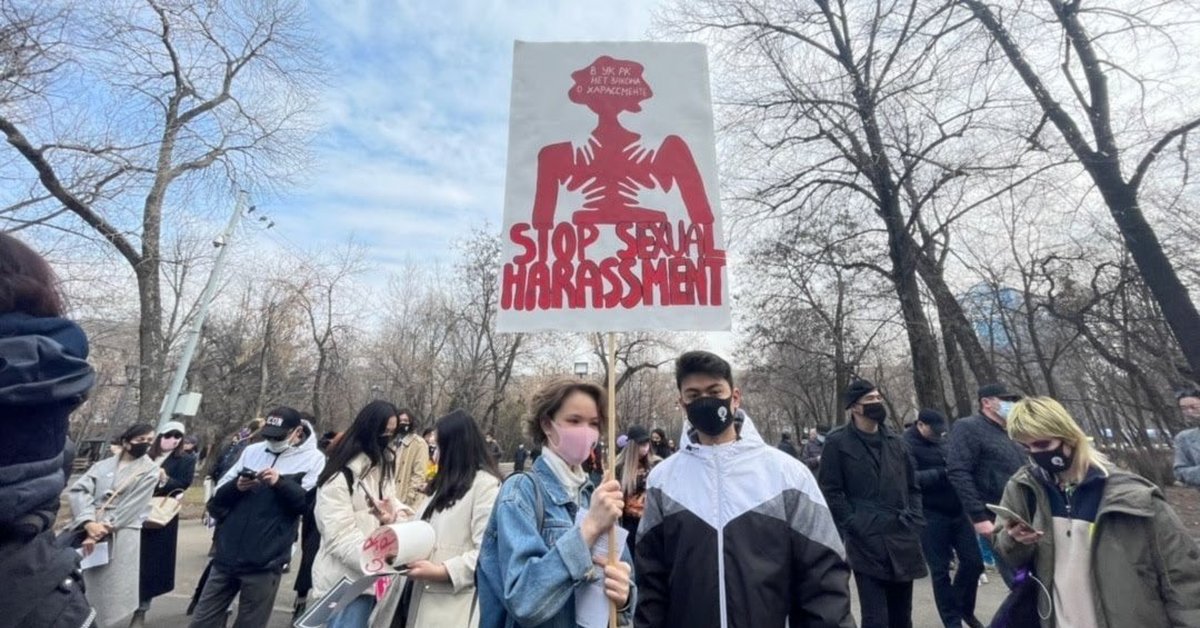 Парень заехал в митинг феминисток