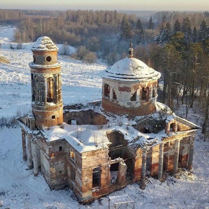 Село Троицкое заброшенная деревянная Церковь